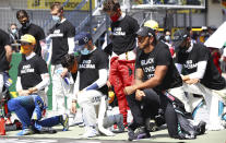 Prima della partenza del GP d'Austria, arriva il gesto dei piloti di F1, capeggiati dal campione del mondo Lewis Hamilton: eccoli in ginocchio per sostenere il movimento "Black Lives Matter". Alcuni di loro come Leclerc e Verstappen hanno deciso di non farlo. "Credo che ciò che conta siano fatti e comportamenti nella nostra vita quotidiana piuttosto che gesti formali che potrebbero essere considerati controversi in alcuni paesi", ha scritto il ferrarista. (Dan Istitene/Pool via AP)