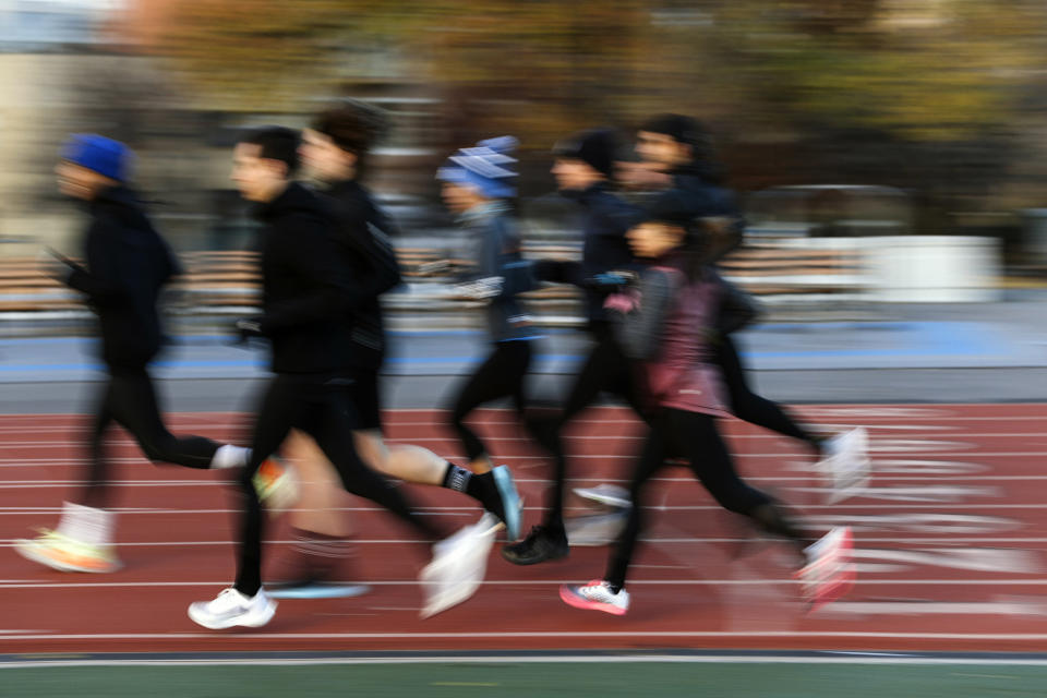 Miembros del Brooklyn Track Club durante un entrenamiento, en Nueva York, el 7 de diciembre de 2021. (Keith E. Morrison/The New York Times)
