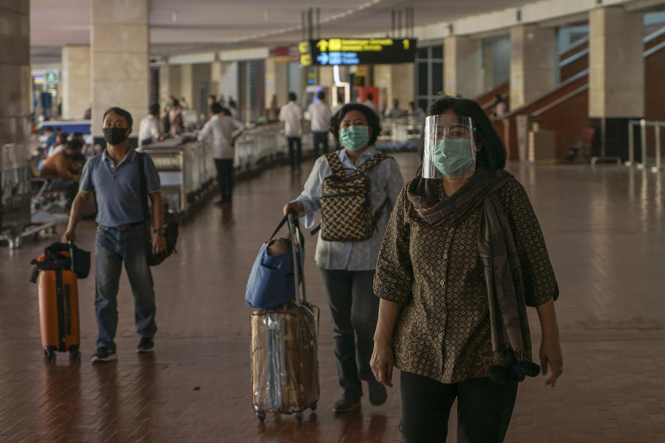 BANTEN, INDONESIA - JULY 27, 2020: Some passengers wore masks and face shields to prevent the spread of coronavirus while at Soekarno-Hatta International Airport in Tangerang City. The Indonesian government announced that the number of coranavirus cases has been confirmed to reach 100,303 thousand positive cases. This number is the highest in Southeast Asia. - PHOTOGRAPH BY Wawan Kurniawan / Opn Images/ Barcroft Studios / Future Publishing (Photo credit should read Wawan Kurniawan / Opn Images/Barcroft Media via Getty Images)