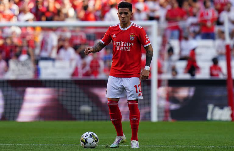 El 13, con la pelota dominada: una postal de Enzo Fernández en Benfica