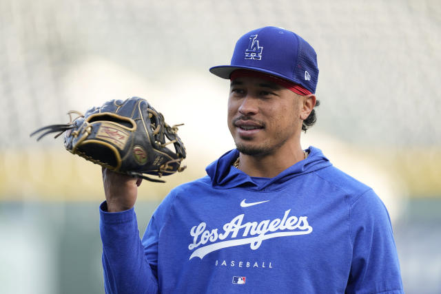 Kolten Wong earns way onto Dodgers' playoff roster