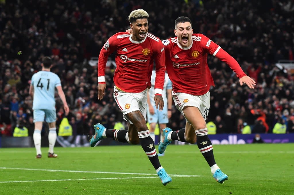 Marcus Rashford celebrates scoring Manchester United’s late winner (EPA)