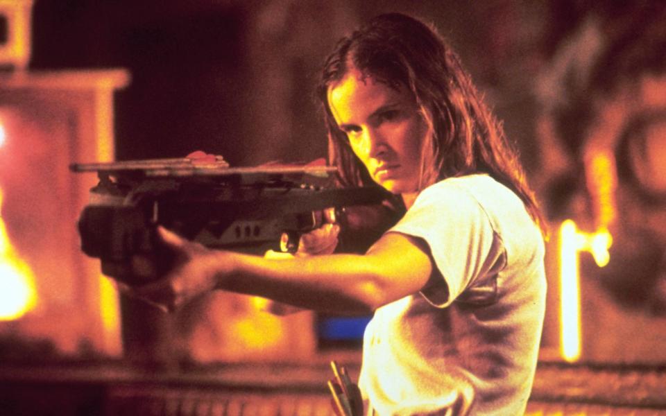 <p>Ob mit oder ohne Knarre: Juliette Lewis - hier in "From Dusk Till Dawn" - ist immer eine Wucht. Auch auf der Bühne ... (Bild: Studiocanal)</p> 