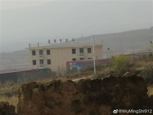 中共解放軍的軍訓基地中赫然驚見寫著「基隆市政府」的建築。（圖／翻攝自臉書）