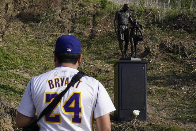 Kobe Bryant Una Statua Per Lui E La Figlia Nel Luogo Della Tragedia Foto