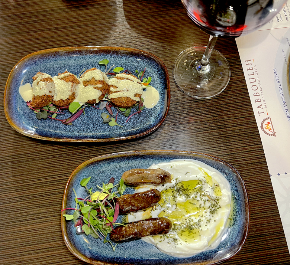 El restaurante Tabbouleh Grill en el Doral sirve varios platos pequeños para compartir.