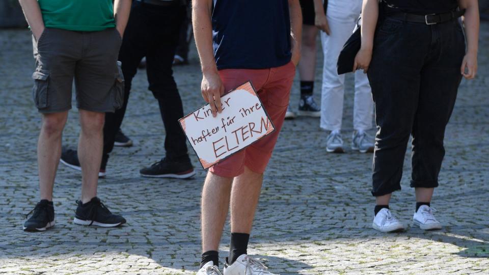 Aktivisten von Fridays for Future demonstrieren für bessere Umweltgesetze, um die Klimaerwärmung zu stoppen.