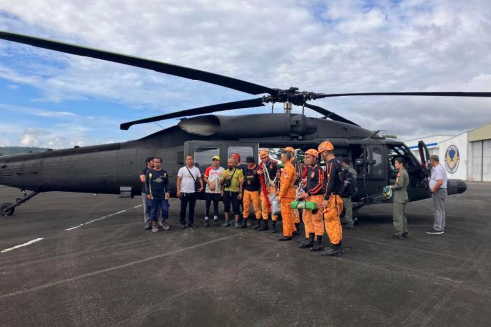 Datei: Rettungskräfte bereiten sich darauf vor, am Montag in Tumpa Gulley, Camalig Town, Albay Province, Philippinen, nach Passagieren eines Cessna 340-Flugzeugs mit der Registrierungsnummer RP-C2080 zu suchen (Associated Press)