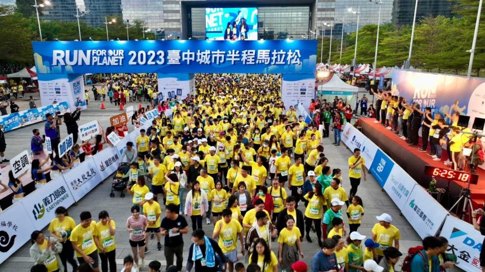 台中市政府等單位舉辦的2023台中城市半程馬拉松10日開跑，有近1萬4千名跑者參與。（圖／台中市政府提供）