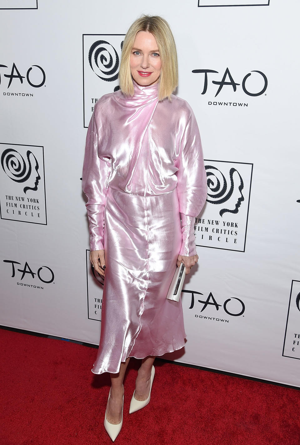 <p>Schauspielerin Naomi Watts versprühte bei den New York Film Critics Circle Awards im rosafarbenen Satinkleid mit Rollkragen und Wickeloptik jede Menge 80ies-Flair. (Bild: Getty Images) </p>