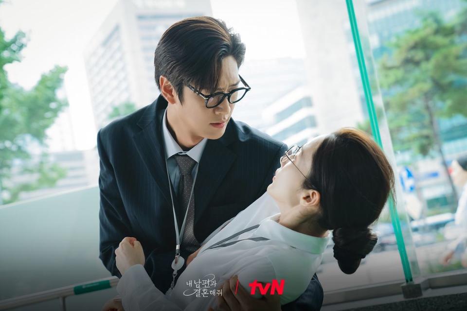 羅人友多次出手救朴敏英。（圖片來源：tvn_drama/IG）