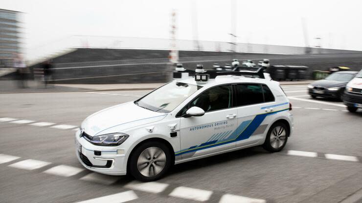 Für das autonome Fahren müssen Milliardenbeträge investiert werden. Autoprofessor Stefan Bratzel rät den deutschen Herstellern zu Partnerschaften.