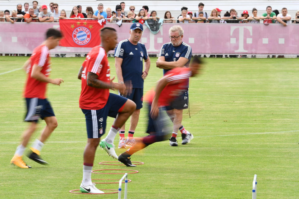 Carlo Ancelotti und Giovanni Mauri beobachten Neuzugang Corentin Tolisso