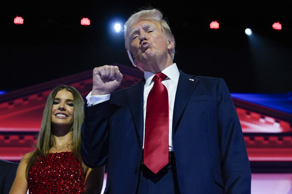 El candidato presidencial republicano Donald Trump saluda a los espectadores desde el escenario, acompañado por familiares, durante la Convención Nacional Republicana 2024 en el Foro Fiserv, el jueves 18 de julio de 2024, en Milwaukee. (AP Foto/Carolyn Kaster)