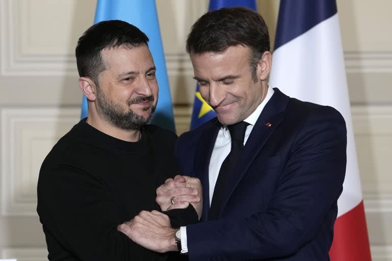 El presidente ucraniano, Volodimir Zelensky, y su par francés, Emmanuel Macron, se dan la mano después de una conferencia de prensa, el viernes 16 de febrero de 2024 en el Palacio del Elíseo en París