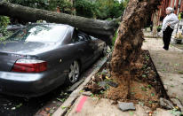 Las fuertes rachas de viento hicieron que árboles y postes del tendido eléctrico se vinieran abajo como si fuesen de paja. Así quedó un coche cuando un árbol le cayó encima al pasar Irene por Baltimore (Maryland) el 28 de agosto. Millones de personas estuvieron días sin suministro eléctrico. (Patrick Smith/Getty Images)