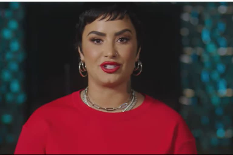 “Estoy tan enferma que no puedo levantarme de la cama. No puedo hacer esto más. Esta próxima gira será la última. Los amo y gracias chicos", comentó Demi Lovato