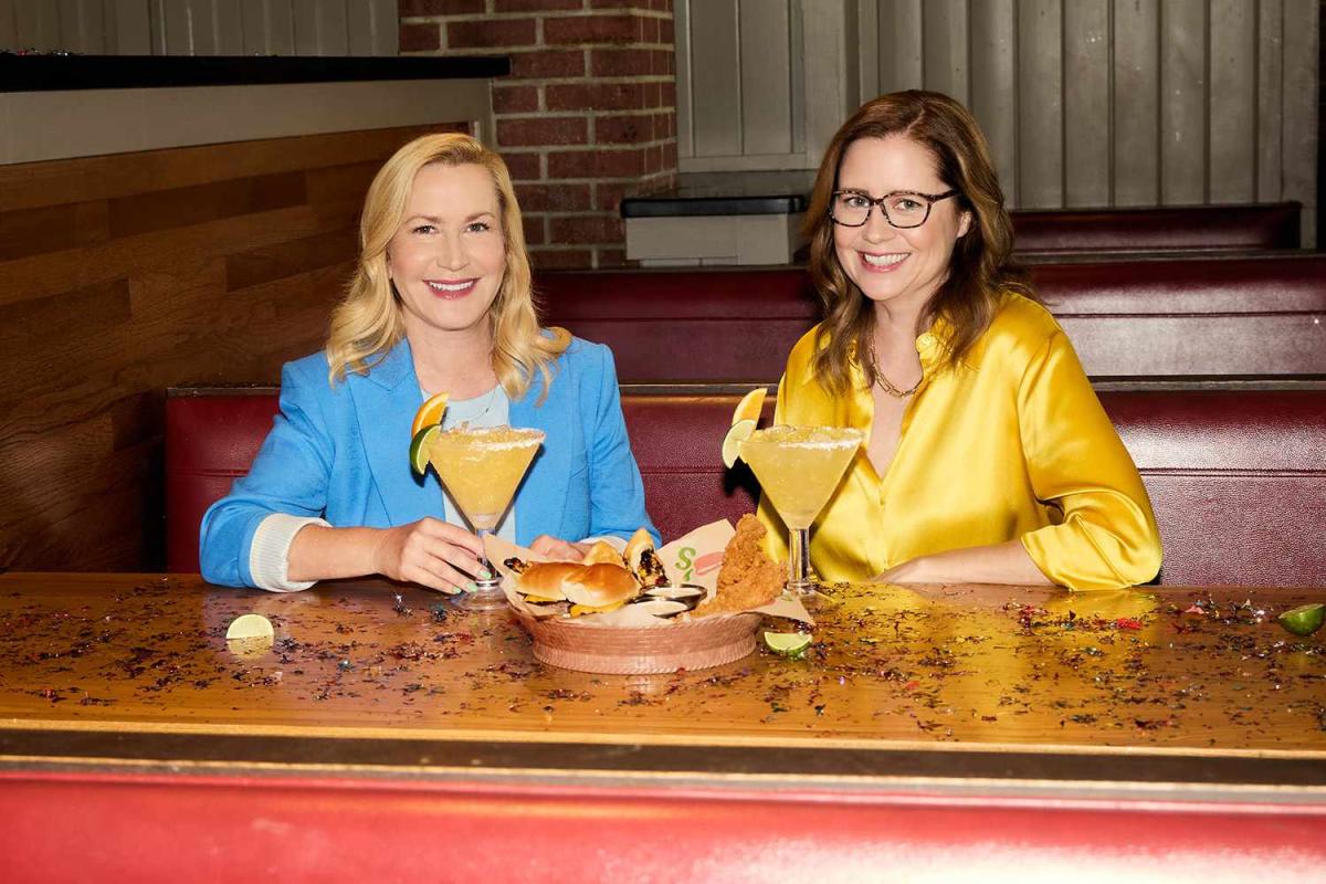 Jenna Fischer And Angela Kinsey Return To Chilis For An Ad 18 Years