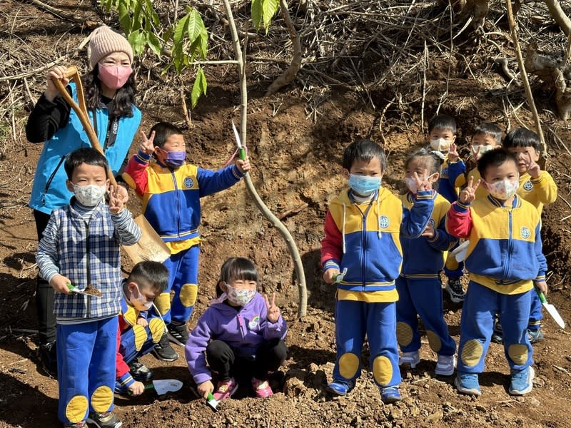 澎湖縣湖西鄉公所種玉蘭花樹  鄉間小路添綠意 澎湖縣湖西鄉公所12日在湖西鄉間產業道路種下40棵 玉蘭花樹，為鄉內增添一條綠意花香的風景線，參與 植樹的小朋友們說，會呵護大樹快快長大。 （湖西鄉公所提供） 中央社  113年3月12日 