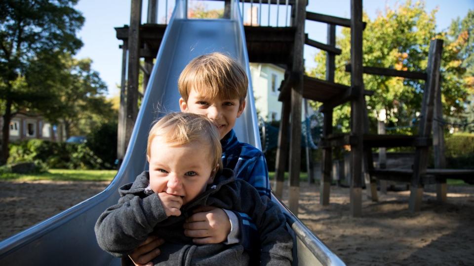 Wenn Kinder viel draußen unternehmen, kann dies vor Kurzsichtigkeit schützen. (Bild: dpa)