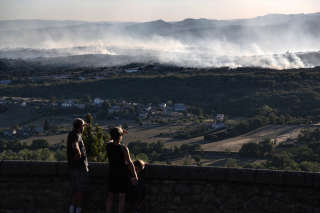 Des habitants de l’Ardèche observent le feu se propager, le 27 juillet 2022.