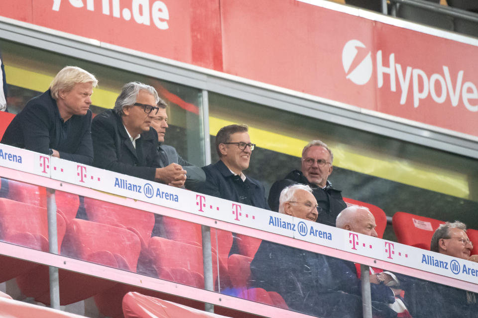 Eng beieinander, ohne Abstand: Die Führungsriege des FC Bayern München. (Bild: dpa)