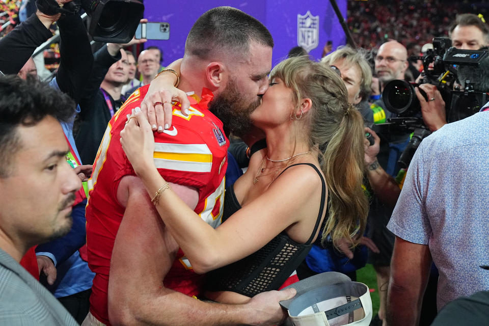  Travis Kelce y Taylor Swift se besan tras la victoria de los Kansas Chiefs en el Super Bowl  (Photo by Erick W. Rasco/Sports Illustrated via Getty Images) 