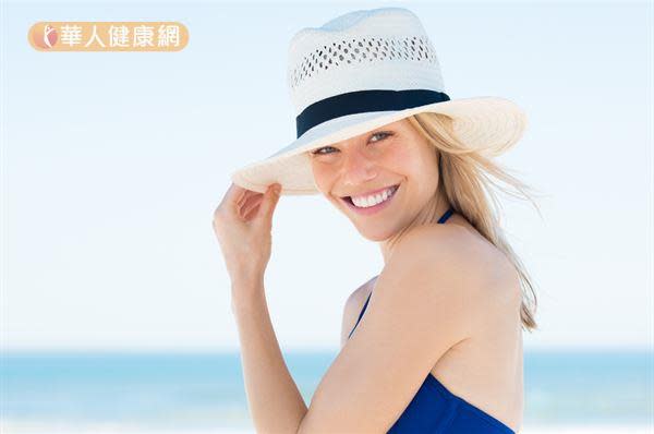 夏天戴帽子優先選擇通風性較好的草帽，可以避免因頭皮過度出油而造成的頭皮癢。
