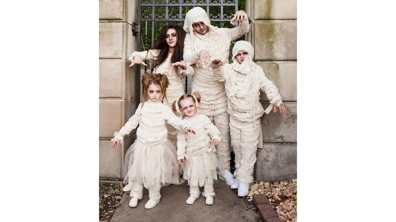 A family of mummies is spookily easy to put together.