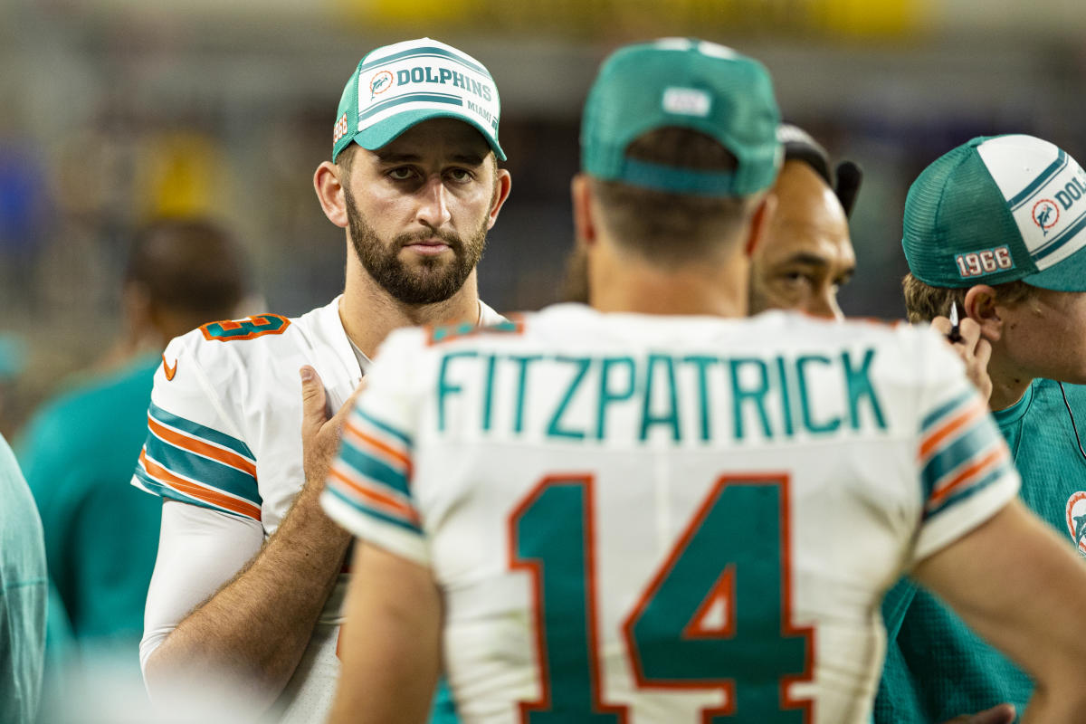 Dolphins stick with Ryan Fitzpatrick at QB, bench Josh Rosen