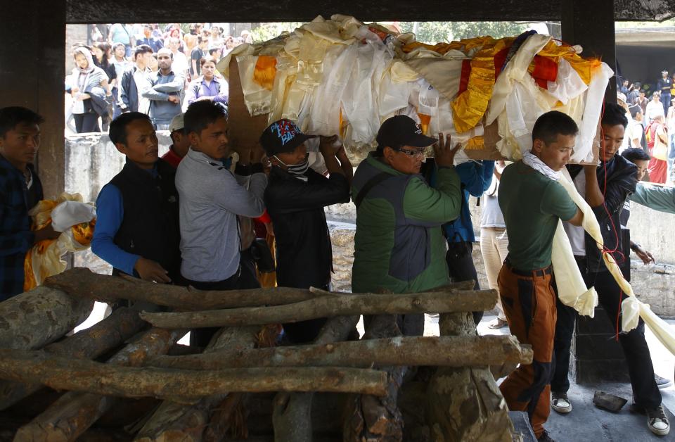 Relatives carry the body of Ankaji Sherpa, who lost his life in an avalanche at Mount Everest last Friday, during the cremation ceremony of Nepali Sherpa climbers in Kathmandu April 21, 2014. (REUTERS/Navesh Chitrakar)