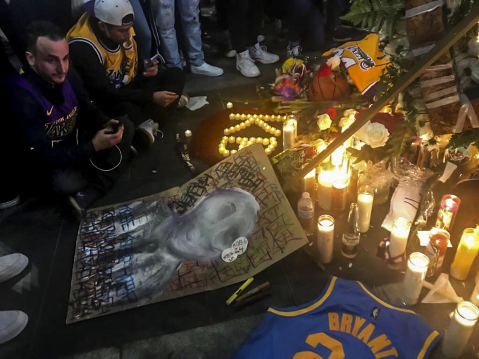 Zahlreiche Fans fanden sich vor den NBA-Stadien in den USA, legten Blumen nieder und zündeten Kerzen an. (Bild: Getty Images)