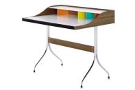 Farbliche Akzente, ein filigranes Metallgestell, weißer Kunststoff kombiniert mit edlem Nussbaumholz: Der „Home Desk“ ist ein hübscher kleiner Schreibtisch für designverwöhnte Business-Ladies. Bereits 1958 entwarf der amerikanische Designer George Nelson den zierlichen Arbeitsplatz. Doch auch in Zeiten von Notebook und Laptop kann sich der „Home Desk“ sehen lassen: Durch einen kleinen Durchlass in der hinteren Ablagewand können die Kabel geführt werden. Zwei flache Schubladen an der Schreibtisch-Front bieten Platz für allerlei Büroutensilien. Erhältlich für 4.148 Euro bei www.ikarus.de.