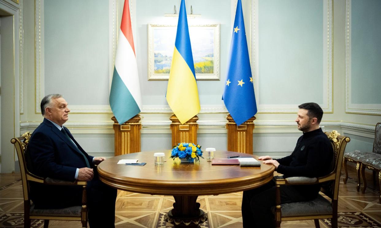 <span>The Ukrainian president, Volodymyr Zelenskiy (right), and the Hungarian prime minister, Viktor Orbán, at their meeting in Kyiv on Tuesday.</span><span>Photograph: Zoltán Fischer/AP</span>