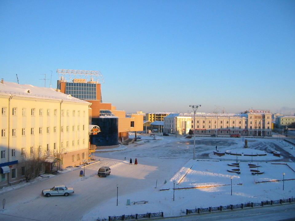 圖／位於俄羅斯西伯利亞東北角的亞庫次克，被喻為全世界「最冷的城市」，曾創下零下71℃的誇張低溫，不免讓人好奇，汽車有辦法開上路嗎？