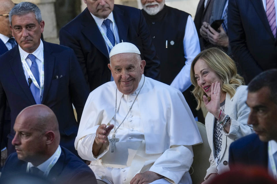 El papa Francisco junto a la primera ministra italiana Giorgia Meloni al término de una fotografía grupal durante la cumbre del G7 en Borgo Egnazia, en el sur de Italia, el viernes 14 de junio de 2024. (AP Foto/Luca Bruno)