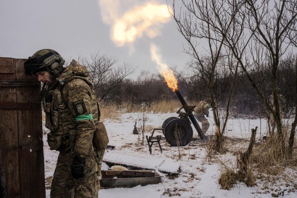 Soldados ucranianos en el frente de batalla en la región de Járkov, en el este de Ucrania, el 19 de febrero de 2023. (Tyler Hicks/The New York Times).