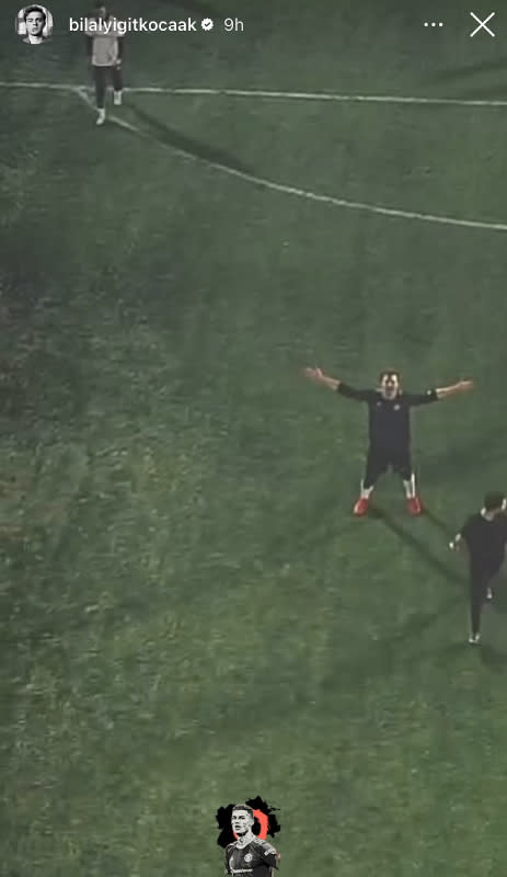 Yiğit Koçak, de Hermanos, celebra el golazo que ha marcado en un partido con amigos