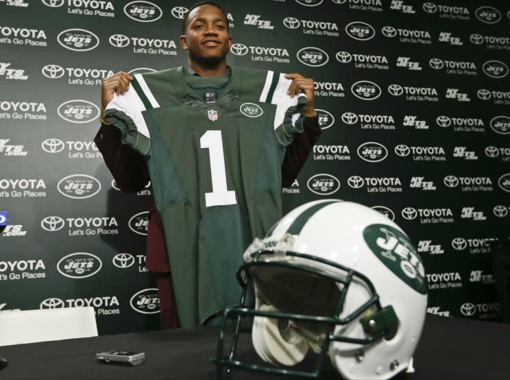 Jets linebacker Darron Lee said he was attacked in a bar. (AP)