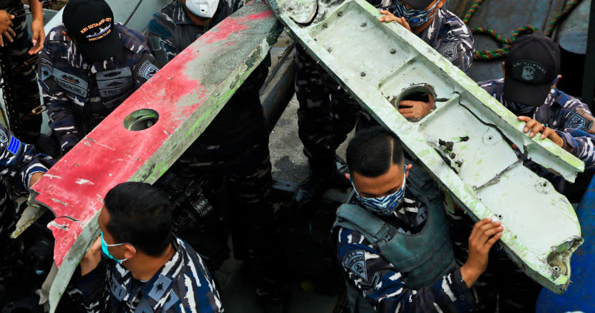印尼海軍打撈到失事飛機的殘骸。（圖／達志／美聯社）