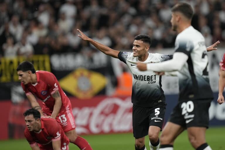 Fausto Vera celebra un gol con la camiseta de Corinthians; el ex Argentinos Juniors es pretendido por Riquelme