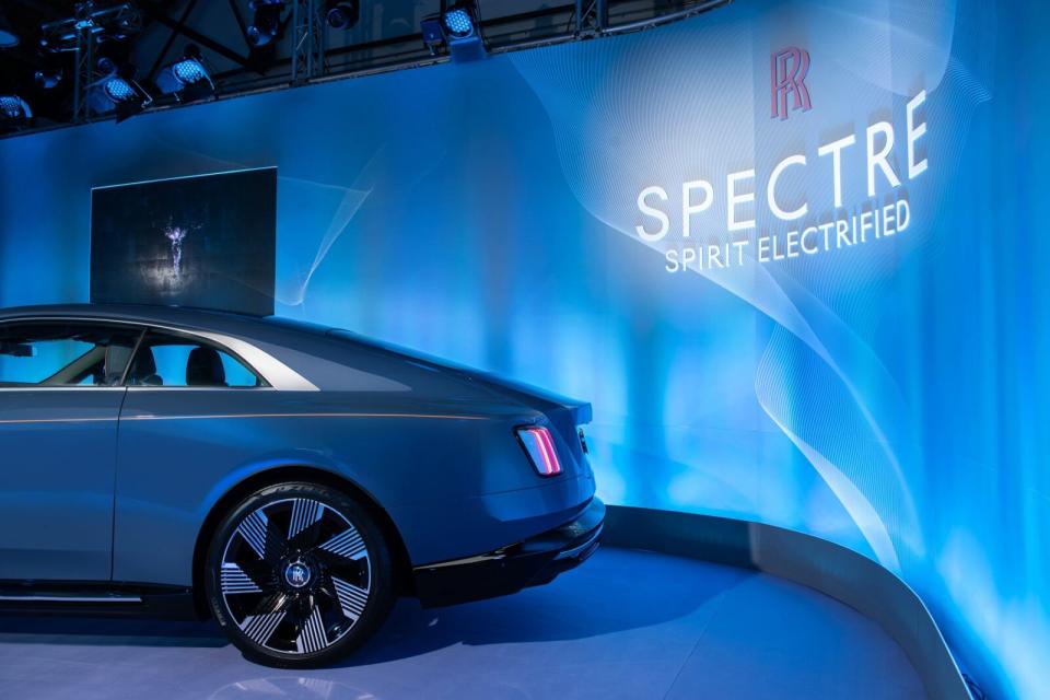 Spectre整體車身輪廓十分簡潔，車尾則採斜背式設計搭配小巧的垂直尾燈。