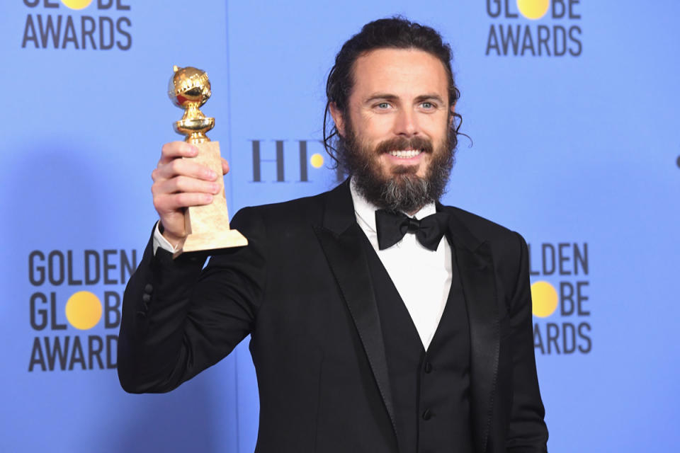 <p>Neun Jahre nach seiner ersten Globe-Nominierung konnte Casey Affleck den Preis endlich entgegennehmen. Er wurde für das Familiendrama "Manchester by the Sea" mit Michelle Williams ausgezeichnet. (Bild: Getty Images) </p>