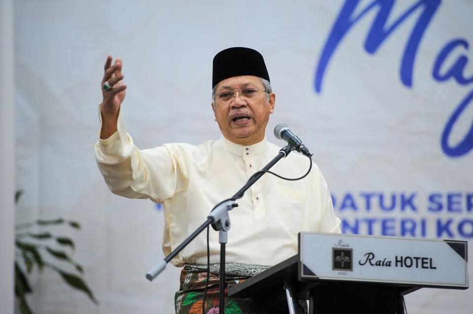 Ketereh MP Tan Sri Annuar Musa speaks during an Iftar event in Alor Setar April 22, 2022. &#x002015; Bernama pic