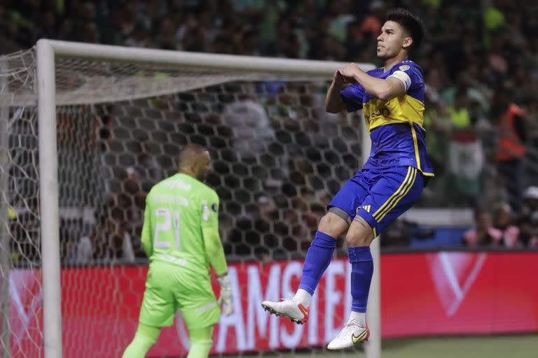 Guillermo Fernandez, de Boca Juniors, festeja tras convertir el penal decisivo ante Palmeiras, en la vuelta de la semifinal de la Copa Libertadores, el jueves 5 de octubre de 2023 (AP Foto/Bruna Prado)