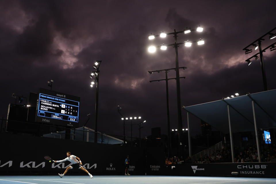 Pablo Carreño Busta devuelve ante Benjamin Bonzi por la segunda ronda del Abierto de Australia, el jueves 19 de enero de 2023, en Melbourne. (AP Foto/Asanka Brendon Ratnayake)