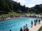 <p>Auf Platz sechs gelistet wird das Freibad Hoffnungstahl, das sich in der Nähe von Bergisch Gladbach befindet. Es liegt in wunderschöner idyllischer Lage, punktet mit seiner großen Liegewiese und den Sprudeltreppen. Sonst gibt es ein Sportbecken mit Sprungturmanlage sowie ein Nichtschwimmerbecken. (Foto: stadtwerke-roesrath.de) </p>