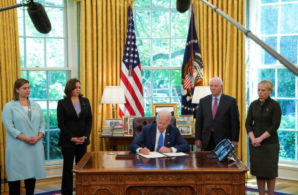 2022年5月9日，美國總統拜登簽署《2022烏克蘭民主防衛租借法》，烏克蘭出生的美國共和黨籍眾議員史帕茲（右一）就站在一旁見證。路透社