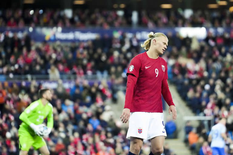 La frustración de Haaland, mientras el arquero español Unai Simón se queda con la pelota