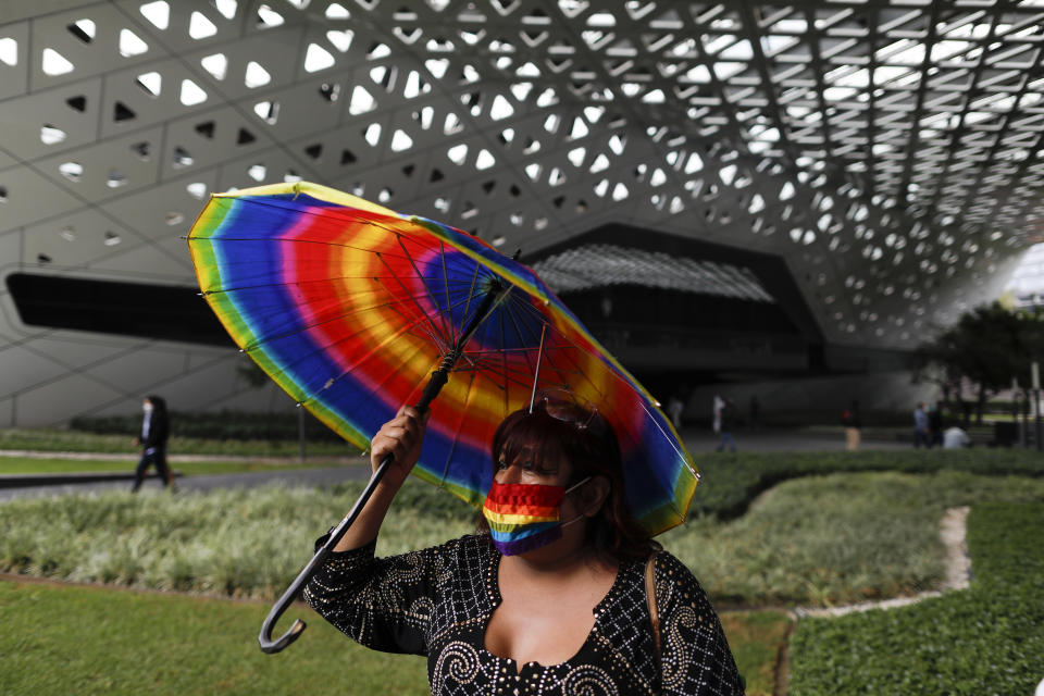 La activista LGBT y defensora de los derechos humanos Marsha Beya Rubyn, de 55 años, llega a una función en la Cineteca Nacional en la Ciudad de México el miércoles 12 de agosto de 2020. Después de estar cerrados casi cinco meses los cines reabrieron en la capital a 30% de capacidad.(Foto AP/Rebecca Blackwell)